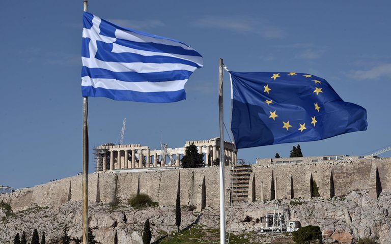 Eurasia Group: Το προσφυγικό θα μπορούσε να θέσει την Ελλάδα εκτός ευρώ