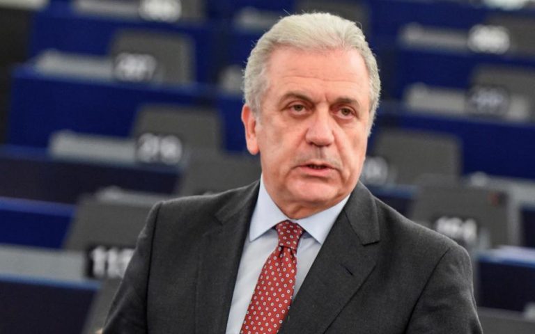 Αβραμόπουλος: Η Ευρωπαϊκή Επιτροπή δεν απειλεί καμία χώρα με έξοδο από τη Σένγκεν