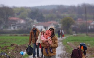 Το δεύτερο κύμα προσφύγων που προσπάθησαν να περάσουν στην ΠΓΔΜ επέστρεψε την επόμενη ημέρα στον καταυλισμό της Ειδομένης.