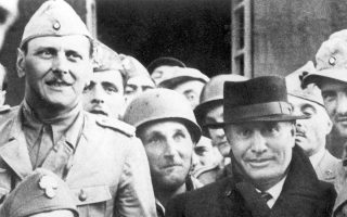 Ο Οτο Σκορτσένι (αριστερά), ντυμένος με ιταλική στολή, και ο Μουσολίνι, περιστοιχισμένοι από μέλη της ομάδας αλεξιπτωτιστών των SS, λίγες ώρες μετά την απελευθέρωση του Ντούτσε τον Σεπτέμβριο του 1943.