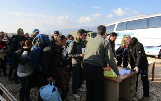 Καταγραφή προσφύγων και μεταναστών στο παλιό στρατιωτικό αεροδρόμιο στα Ιωάννινα.