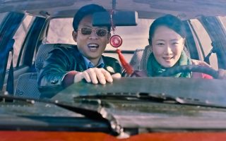 Ο Ζανγκ και η Τάο το 1999, στη λεωφόρο του «δυτικού ονείρου» τους. Το αμάξι έχει γερμανική μηχανή και κινεζική λαμαρίνα.