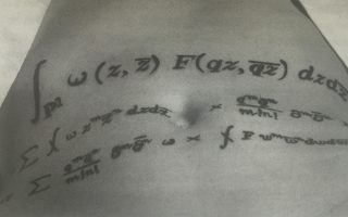 Η σκηνή του τατουάζ από την ταινία του Φρένκελ: ο μαθηματικός τύπος του έρωτα χαραγμένος με μπαμπού στην κοιλιά της αγαπημένης του.