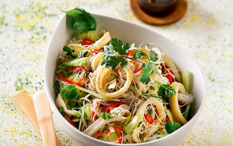 Ασιατική σαλάτα με καλαμάρι και noodles