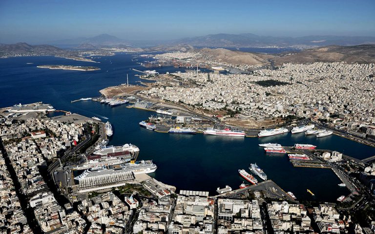 Σκηνικό 2008 στήνουν στο λιμάνι του Πειραιά οι συνδικαλιστές
