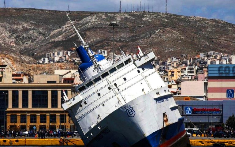 Για ποιους χτυπάει η καμπάνα του «Παναγία Τήνου» στο λιμάνι του Πειραιά