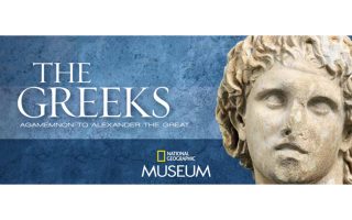 Ο Μέγας Αλέξανδρος, στρατηλάτης της Ιστορίας, δεσπόζει στην αφίσα της έκθεσης «Οι Ελληνες: από τον Αγαμέμνονα ώς τον Μ. Αλέξανδρο», στην πρόσοψη του National Geographic Museum στη Washington, ΗΠΑ, τελευταίο σταθμό στο ταξίδι της στη Βόρεια Αμερική.