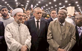 Με επεισοδιακό τρόπο έδωσε το «παρών» στη μουσουλμανική τελετή για τον πυγμάχο Μοχάμεντ Αλι ο Τούρκος πρόεδρος Ρετζέπ Ταγίπ Ερντογάν, ο οποίος αποχώρησε από το Κεντάκι νωρίτερα από ό,τι είχε προγραμματίσει, αρκετά ενοχλημένος με την υποδοχή που του επιφύλαξαν οι διοργανωτές. Η δυσαρέσκειά του φέρεται να προκλήθηκε επειδή δεν του επετράπη να αποθέσει στο φέρετρο του πυγμάχου ένα κομμάτι μαύρου υφάσματος που έφερε στίχους από το Κοράνι, ενώ του είχε ήδη γνωστοποιηθεί ότι δεν θα μπορούσε να πάρει τον λόγο κατά την τελετή.
