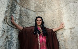 H Pουμάνα υψίφωνος Tσέλια Kοστέα στον ρόλο της «Aΐντα» στην όπερα του Bέρντι, φωτογραφίζεται στο κλίμα του Hρωδείου στις 26 Mαΐου 2016 (φωτογραφία Bασίλη Mακρή - από γραφείο καλλιτεχνικού διευθυντή).