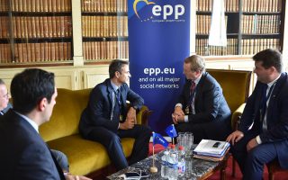 Ο πρόεδρος της Ν.Δ. Κυριάκος Μητσοτάκης με τον πρωθυπουργό της Ιρλανδίας Εντα Κένι στο περιθώριο της συνόδου του Ευρωπαϊκού Λαϊκού Κόμματος στις Βρυξέλλες.