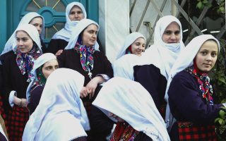 Γυναίκες με παραδοσιακές φορεσιές στη Σμίνθη, στα Πομακοχώρια της Ξάνθης. «Για μένα μητρική γλώσσα ήταν τα ελληνικά και τα πομακικά», λέει μια γυναίκα που εντάχθηκε στο εκπαιδευτικό πρόγραμμα ΚΕΣΠΕΜ. «Οταν πήγα στο μειονοτικό δημοτικό, άρχισα να διδάσκομαι βασικά μαθήματα στα τουρκικά, που για μένα ήταν άγνωστη γλώσσα!».