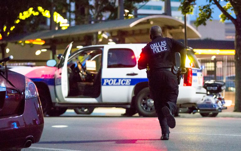 Πέντε αστυνομικοί νεκροί από πυροβολισμούς στο Ντάλας – Ταυτοποιήθηκε ο δράστης
