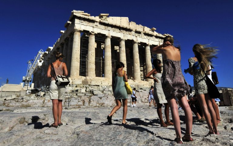 Οι τουρίστες της Αθήνας θέλουν ανοιχτά τα καταστήματα την Κυριακή