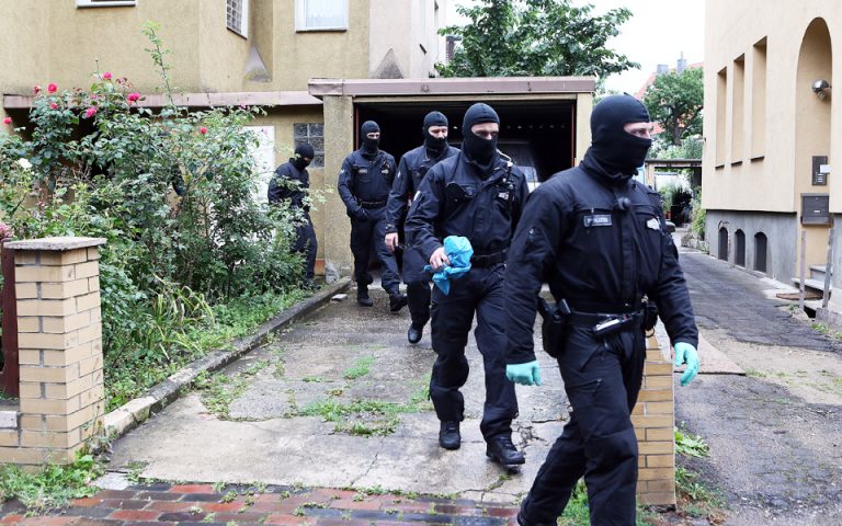 Η γερμανική αστυνομία ερευνά σπίτια υπόπτων