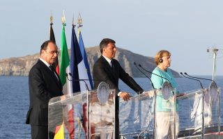 Την κοινή τους απόφαση να εργασθούν για την επανεκκίνηση της ευρωπαϊκής ολοκλήρωσης, δύο μήνες μετά το σοκ του βρετανικού δημοψηφίσματος υπέρ του Brexit, διεμήνυσαν οι ηγέτες της Γερμανίας, της Γαλλίας και της Ιταλίας. Από το κατάστρωμα του ιταλικού αεροπλανοφόρου «Γκαριμπάλντι», στα ανοιχτά της Νάπολης, οι Αγκελα Μέρκελ, Φρανσουά Ολάντ και Ματέο Ρέντσι έδωσαν ιδιαίτερο βάρος στην ευρωπαϊκή συνεργασία στα πεδία της άμυνας, της ασφάλειας και της μετανάστευσης. Στο βάθος της φωτογραφίας διακρίνεται η νήσος Βεντοτένε, όπου οι τρεις ηγέτες επισκέφθηκαν τον τάφο του Αλτιέρο Σπινέλι, εκ των θεμελιωτών της ευρωπαϊκής ιδέας.