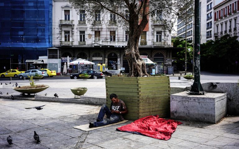 Οι εντυπωσιακές και αντιφατικές εικόνες από την καλοκαιρινή Αθήνα στα διεθνή δίκτυα