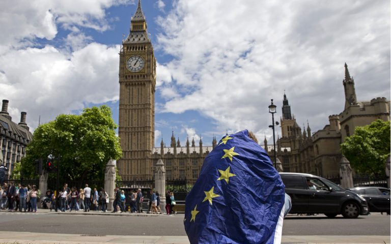 Η Βρετανία χάνει το πολύτιμο «τραπεζικό διαβατήριο» στην Ε.Ε.