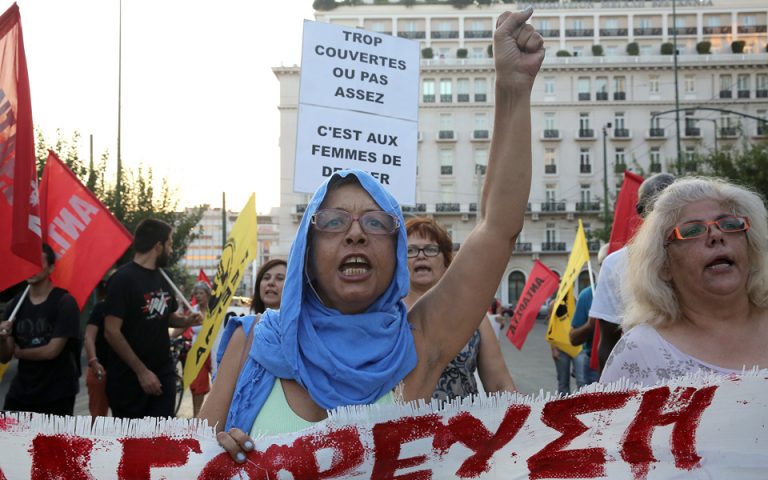 Διαδηλώσεις κατά της απαγόρευσης του μπουρκίνι στο κέντρο της Αθήνας
