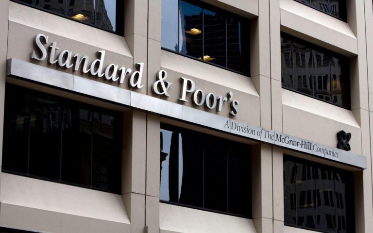 Αναβάθμιση των ελληνικών τραπεζών από τη Standard & Poor’s