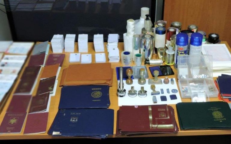 Ηράκλειο: Οκτώ συλλήψεις στο αεροδρόμιο για κατοχή πλαστών ταξιδιωτικών εγγράφων