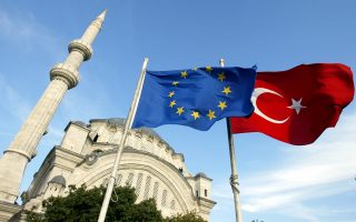 Η τουρκική κυβέρνηση αισθάνεται «τεράστια πίεση» από τον λαό της χώρας της προκειμένου να σταματήσει τις ενταξιακές διαπραγματεύσεις με την Ε.Ε., δήλωσε χθες ο Τούρκος υπουργός Εξωτερικών Μεβλούτ Τσαβούσογλου, υποστηρίζοντας ότι οι Βρυξέλλες ακολουθούν πολιτική δύο μέτρων και δύο σταθμών. Την άμεση κατάργηση της βίζας ζήτησε ο εκπρόσωπος Τύπου του Ταγίπ Ερντογάν. Στη φωτογραφία, οι σημαίες της Τουρκίας και της Ε.Ε. ανεμίζουν μπροστά από τζαμί στην Κωνσταντινούπολη.