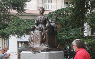Το άγαλμα της Ολγας Κωνσταντίνοβνα είναι δωρεά ρωσικών φορέων στον Δήμο Θεσσαλονίκης.. Είναι φτιαγμένο από γρανίτη και φτάνει σε ύψος τα τρία μέτρα.