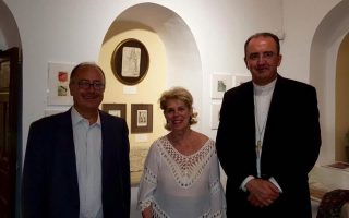 H ζωγράφος-χαράκτρια Iρις Ξυλά Ξαναλάτου με τον δήμαρχο Θήρας κ. Nικόλαο-Aναστάσιο Zώρζο και τον Eπίσκοπο Σύρου-Θήρας και Aποστολικό Tοποτηρητή Kρήτης, Σεβασμιώτατο Πέτρο Στεφάνου, στην έκθεσή της στο Mουσείο Mεγάρου Γκύζη.