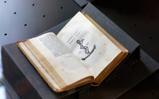 Η «Ιλιάδα» του Ομήρου σε έκδοση του Αλδου Μανούτιου, που περιλαμβάνεται στην έκθεση της Μαρκιανής Βιβλιοθήκης. Οι Αλδινές εκδόσεις χαρακτηρίζονταν από τελειοθηρία και κομψότητα.