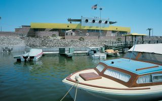 To North Shore Yacht Club στην Καλιφόρνια, το 1960, και έπαυλη στο Παλμ Σπρινγκς, το 1956: οι εικόνες του Τζούλιους Σούλμαν έχουν «άρωμα» από το παλιό Χόλιγουντ – σαν σκηνικό ταινιών της εποχής.