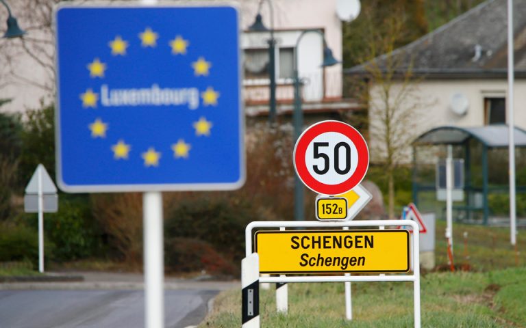 Σένγκεν: Τρίμηνη παράταση των ελέγχων σε πέντε κράτη ενέκρινε η Κομισιόν