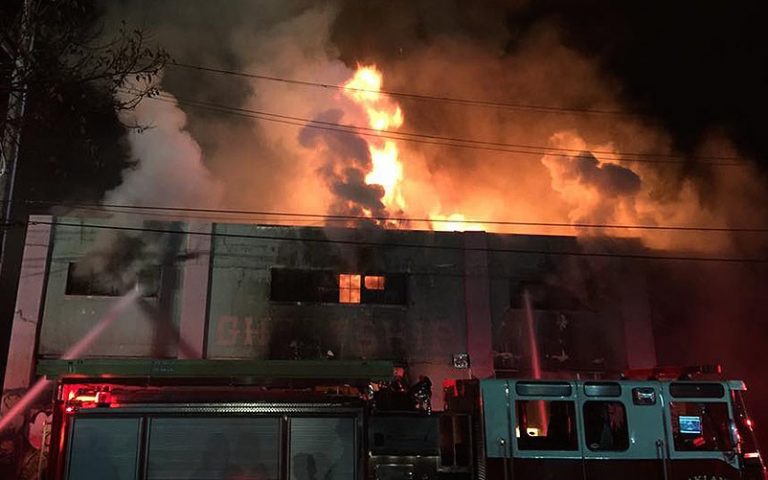ΗΠΑ: Τουλάχιστον 9 νεκροί από πυρκαγιά σε αποθήκη στο Όουκλαντ