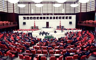 Συνεχίζονται οι συζητήσεις στο τουρκικό Κοινοβούλιο για το νέο Σύνταγμα που δίνει υπερεξουσίες στον Τούρκο πρόεδρο και αναμένεται να τεθεί προς κρίση, κατά πάσα πιθανότητα με δημοψήφισμα, τον ερχόμενο Απρίλιο.