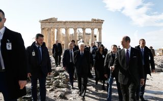 Το προσκύνημα στην Ακρόπολη και η ξενάγηση στον Παρθενώνα, στο Ερέχθειο, η θέα της Αθήνας στα πόδια του Βράχου όπου φθάνει το μάτι, ήταν η κορύφωση του πολιτιστικού προγράμματος, χθες, του Ιταλού προέδρου Δημοκρατίας κ. Σέρτζιο Ματαρέλα και της επίσημης συνοδείας του που δήλωσαν –και φαίνονται– γοητευμένοι. Ως και ο αττικός ουρανός τούς υποδέχθηκε με λίγα σύννεφα, χωρίς βροχή.