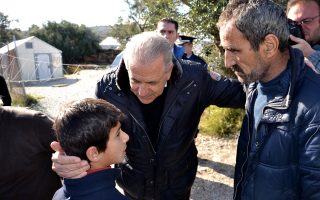 Ο επίτροπος Μετανάστευσης της Ευρωπαϊκής Ενωσης, Δημήτρης Αβραμόπουλος, κατά την επίσκεψή του στον καταυλισμό Καρά Τεπέ, χθες, στη Λέσβο.