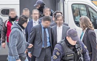 Οι οκτώ Τούρκοι αξιωματικοί ενώ οδηγούνται στην αίθουσα του Αρείου Πάγου, όπου σφραγίστηκε η τύχη τους, με την απόφαση του ανωτάτου δικαστηρίου για μη έκδοση στη γείτονα. «Welcome in Greece», τους καθησύχασε ένας από τους αστυνομικούς που βρίσκονταν εκεί.