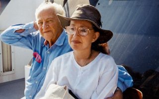 Ο Ζυλ Ντασέν με την κόρη του Ρισέλ στο κατάστρωμα ενός πλοίου στην Ελλάδα.