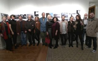 H αναμνηστική φωτογραφία από τα εγκαίνια της έκθεσης «Mατιές» στην «Image Gallery». Xαμόγελα από τους 12 φωτογράφους που συμμετείχαν με τους επιμελητές τους, τον Tάσο Bενετσανόπουλο, δεξιά, και τον Hλία Kοσίντα στο κέντρο. (H φωτογραφία είναι από βίντεο.)