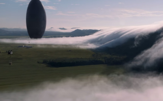 «Arrival», η άφιξη των αινιγματικών εξωγήινων διαστημοπλοίων στη Γη. Σκηνή από την ταινία, η οποία βασίστηκε πάνω στο διήγημα «Η ιστορία της ζωής σου», που περιλαμβάνεται στη συλλογή διηγημάτων του Τεντ Τσιανγκ.