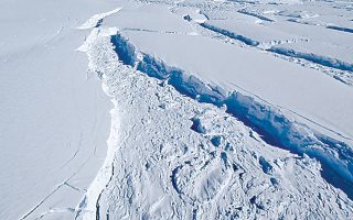 Φωτογραφία της NASA δείχνει το μήκος του ρήγματος στον παγετώνα Θουέιτς της Ανταρκτικής, τον Νοέμβριο του 2014.