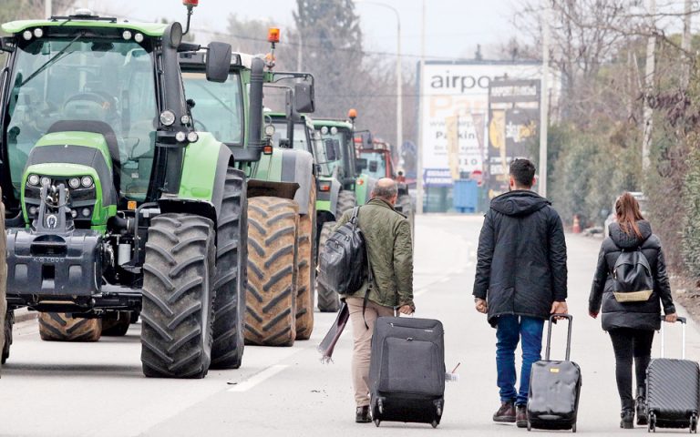 Αγρότες απειλούν να κλείσουν τη σιδηροδρομική γραμμή στην Ειδομένη