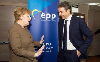 Η Γερμανίδα καγκελάριος Αγκελα Μέρκελ και ο Κυριάκος Μητσοτάκης, σε παλαιότερη συνάντησή τους, στο περιθώριο του ΕΛΚ, τον Φεβρουάριο του 2016, στις Βρυξέλλες.