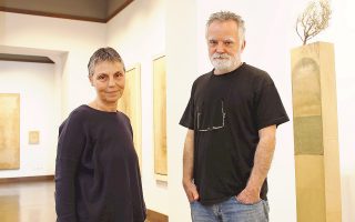 Η Ειρήνη Γκόνου και ο Μίλτος Παντελιάς, στην γκαλερί «Ευριπίδης», όπου εγκαινιάζεται αύριο η έκθεση του ζωγράφου.