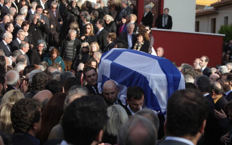 Σύσσωμη η ΝΔ στη Θήβα για την κηδεία του Ευ. Μπασιάκου – Επικήδειος από τον κ. Μητσοτάκη (ΦΩΤΟ)