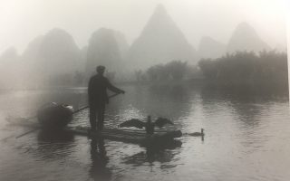 Ενας Κινέζος ψαράς στο Γκουιλίν της Κίνας και ο κορμοράνος σε ρόλο βοηθού...