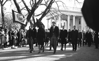 Ρόμπερτ, Τζάκι και Εντουαρντ Κένεντι, στις 25 Δεκεμβρίου του 1963, κατά την κηδεία του προέδρου Τζον Κένεντι, στην Ουάσιγκτον, λίγες ημέρες μετά τη δολοφονία του στο Ντάλας. Ο Μπόμπι υπέφερε για καιρό από κατάθλιψη και τύψεις, σκεπτόμενος ότι η δολοφονία του Τζον οφειλόταν στις δικές του ενέργειες κατά της μαφίας, του Χόφα και του Κάστρο.