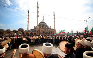 Τσετσένοι παίρνουν μέρος σε θρησκευτική τελετή των Σούφι, έξω από τέμενος στο κέντρο του Γκρόσνι.