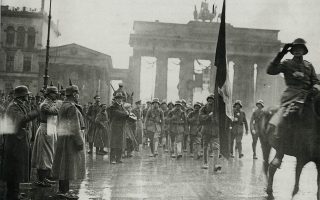 Δεκέμβριος, 1918. Βερολίνο. Η επιστροφή από το μέτωπο. Κι όμως, μόλις ένα μήνα πριν, οι Βερολινέζοι πίστευαν ότι είχαν κερδίσει τον πόλεμο!