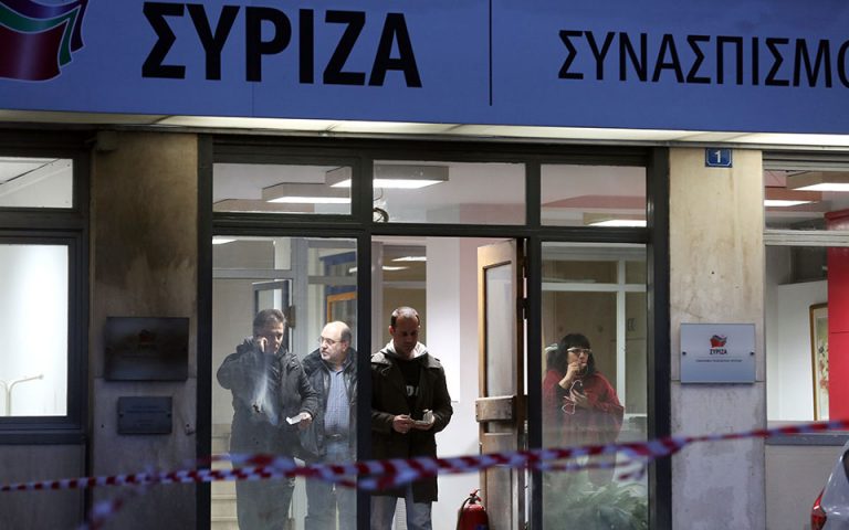 Ασύλληπτοι οι δράστες παρά το μπαράζ προσαγωγών μετά την επίθεση στα γραφεία ΣΥΡΙΖΑ
