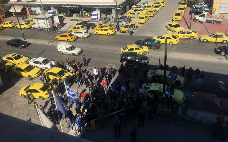 Διαμαρτυρία οδηγών ταξί έξω από τα γραφεία της ΝΔ λόγω Uber