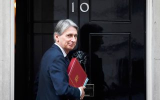 Ο Βρετανός υπουργός Οικονομικών Φίλιπ Χάμοντ παρουσίασε τον ενδιάμεσο προϋπολογισμό του για το 2017, με αισιόδοξες προβλέψεις για την ανάπτυξη. Τις συνόδευε, ωστόσο, με επώδυνα μέτρα, όπως η αύξηση της φορολογίας για τους αυτοαπασχολουμένους.